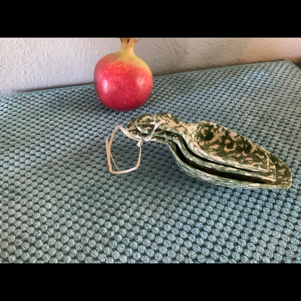 GE HENN MEASURING CUPS SET.